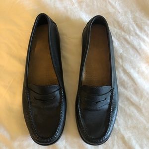Barely used Bass Weejun (Kathleen) loafers size 8